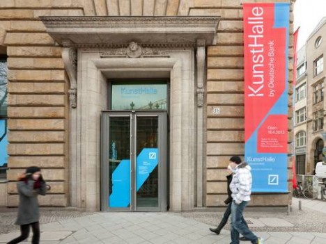 Entrance of the Deutsche Bank Kunsthalle, Unter den Linden 13/15 © Mathias Schormann