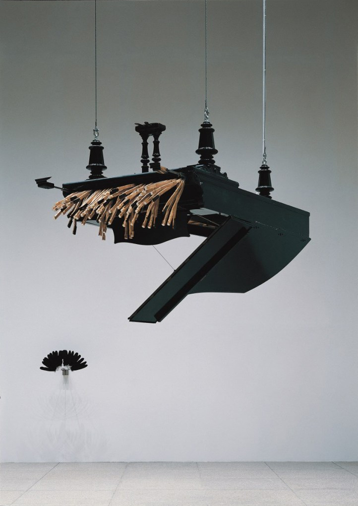 レベッカ・ホルン展「静かな叛乱 鴉と鯨の対話」