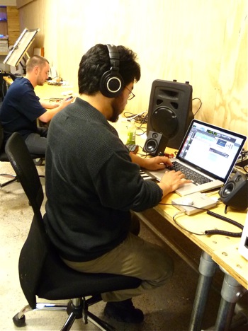 ヨシが形にした音を、トムが聞いて映像をつくる。それからヨシとトムは２人で作業スペースに籠り、お互いに意見を出し合いながら一緒に映像と音楽を制作した。Photo：: Hiromi Nomoto