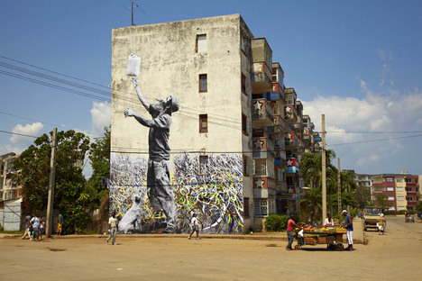 %286%29550The_Wrinkles_of_The_City%2C_La_Havana%2C_Man_with_Jerry_Can.jpg