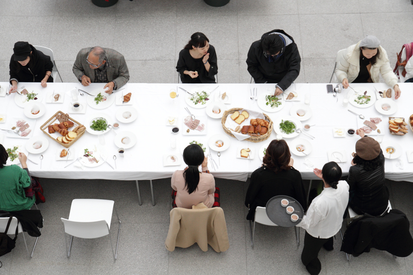 Art Fair Sapporo 2013 Special Program “Breakfast in the Moere” Glass Pyramid in the Moerenuma Park　Photo: Yoshisato Komaki