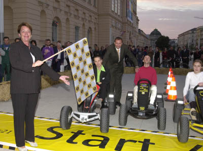 Federal Minister Elisabeth Gehrer and City Councillor Andreas Mailath-Pokorny open Q21 with a car race.
