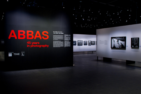 「アバス（ABBAS）写真家45年の軌跡」展