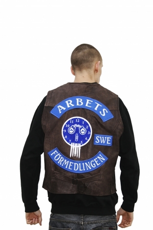 Samhällsproblem, Ruben Wätte / Three embroidered leather vests ルーベン・ワットの「社会問題」。３つの刺繍のある革のベスト。これらのアートワークに伝統的なところは何もない。暴走族のもののようにみえる革のベストだが、そこには恐ろしい犯罪組織の印は何もなく、かわりに「社会保険事務所」「雇用局」「入国管理局」と刺繍がされている。