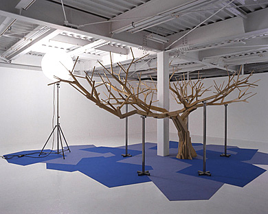 Un arbre en bois sous un soleil e lectrique a wooden tree under an electric sun / 2005 - Pierre Malphettes