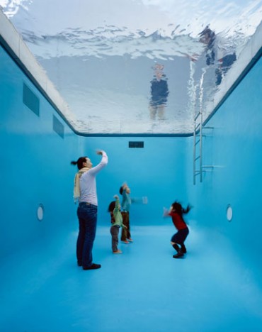 The Swimming Pool © Leandro ERLICH Photo: Atsushi Nakamichi / Nacása & Partners, Courtesy of 21st Century Museum of Contemporary Art, Kanazawa