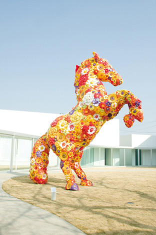 Flower Horse, Choi Jeong-Hwa  © Towada Art Center