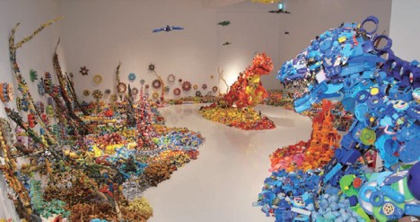 藤浩志の美術展セントラルかえるステーション「なぜこんなにおもちゃが集まるのか？」