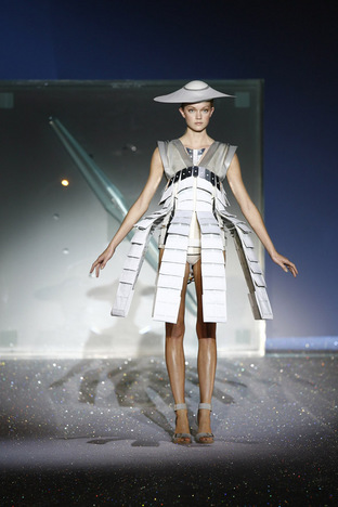 3_Hussein_Chalayan_Spring_Summer_07_photo_Chris_Moore.jpg