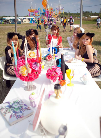 table_with_partydolls_photo_by_akira_inoue3.jpg