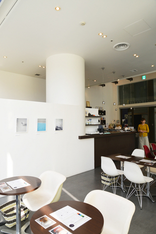 “LIVING WITH ART”, Tokumitsu Coffee, Odori Bisse　Photo: Machi Seisakushitsu Co., Ltd.