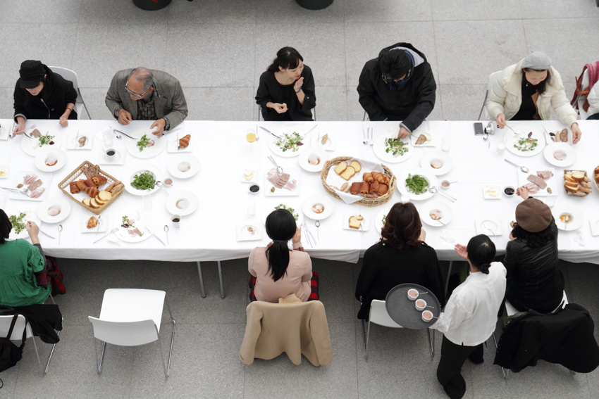 [アートフェア札幌2013 特別企画] 「モエレで朝食を」モエレ沼公園内「ガラスのピラミッド」　写真：小牧寿里