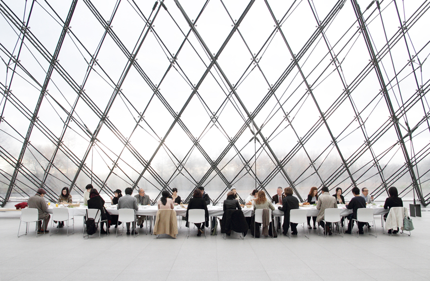 Art Fair Sapporo 2013 special program “Breakfast in the Moere” glass pyramid in the Moerenuma Park　Photo: Yoshisato Komaki