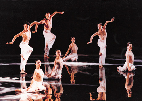 CLOUD GATE DANCE THEATRE “MOON WATER”