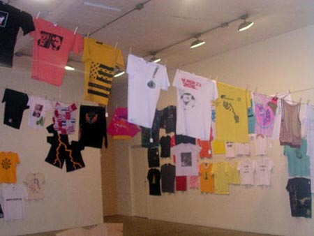「100人のアーティストによる100のTシャツ」展