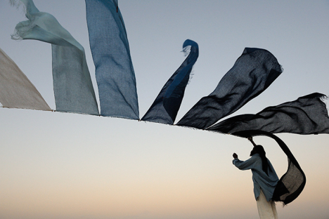  "Indigo palette" Aboubakar Fofana (Calligrapher, Indigo master), Mali, 2011 © Tiziana and Gianni Baldizzone